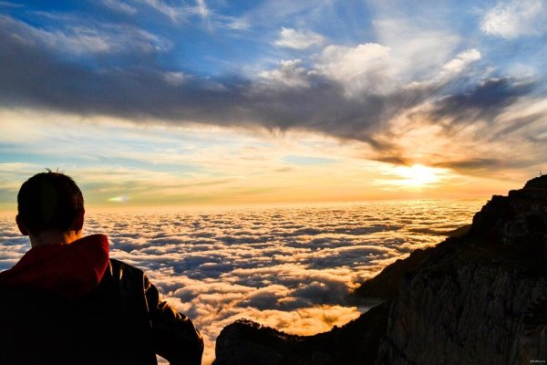 Солнечное небо с облаками