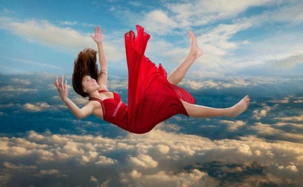 Девушка падает