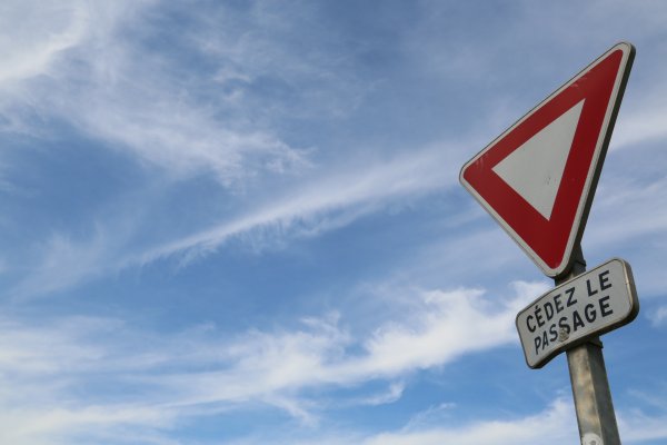 Дорожный знак ветер