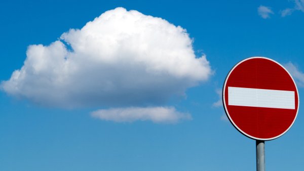 Дорожный знак на фоне неба