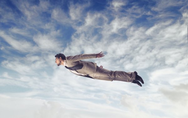 Человек летает в воздухе