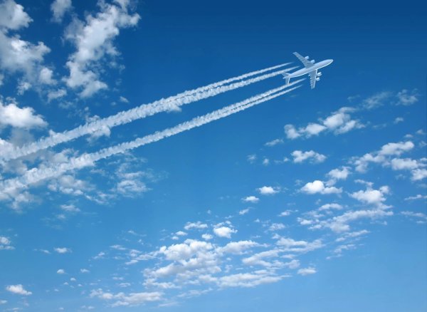 Самолёт высоко в небе