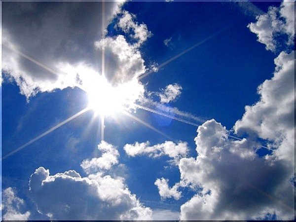 Солнышко для детей на голубом фоне