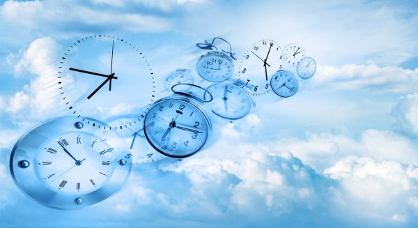 Часы на фоне неба