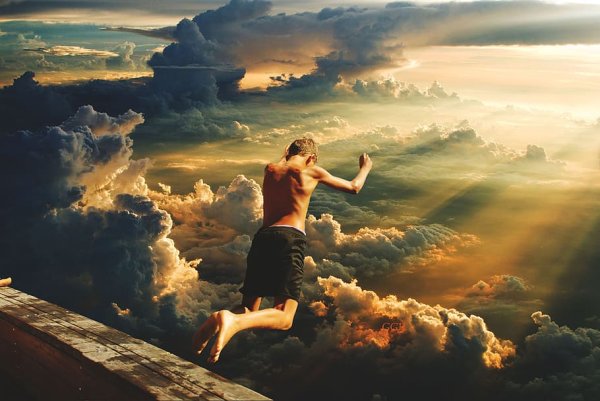 Человек ходит по небу