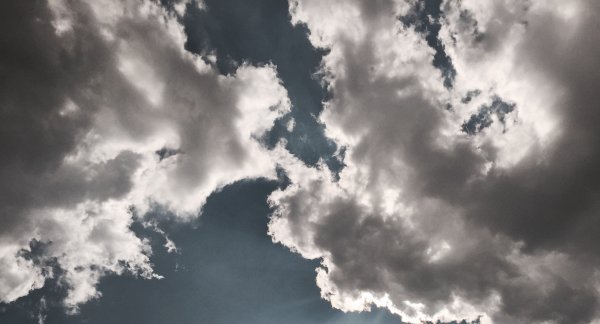 Черно белое небо