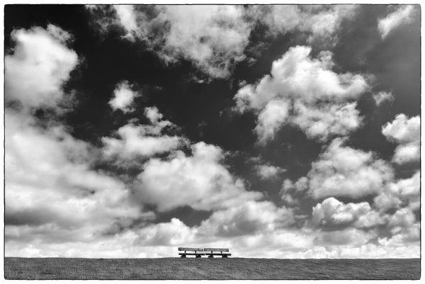 Черно белое небо тучи