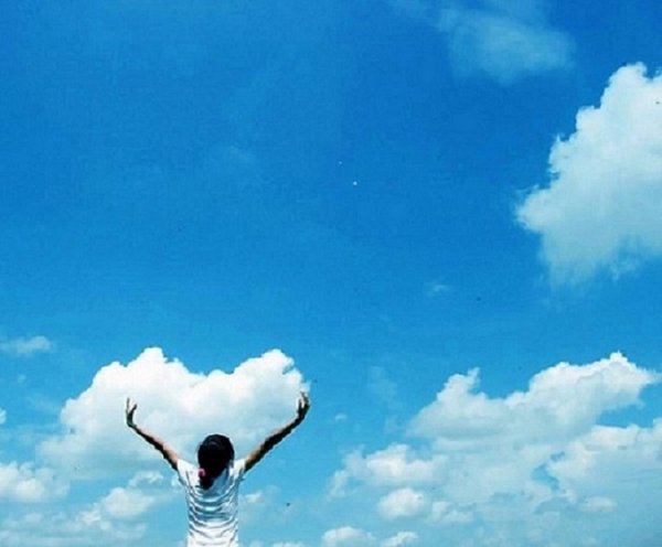 Человек обнимает небо