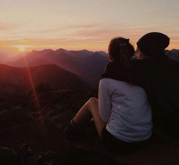 Парень с девушкой на рассвете