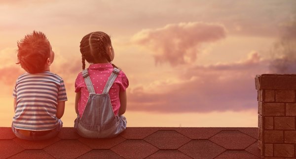 Влюбленные на фоне ночного неба