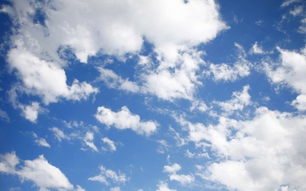 Солнечное небо с облаками