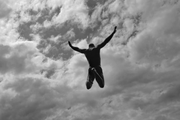 Девушка падает