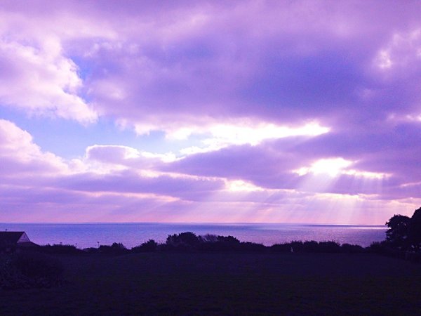 Тайфун Япония фиолетовое небо