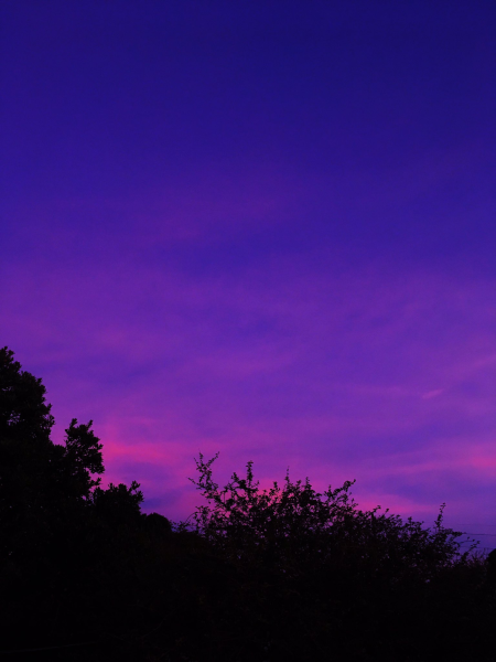 Темно фиолетовое небо