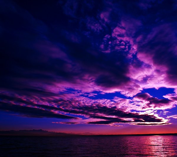 Неоновые фиолетовые облака