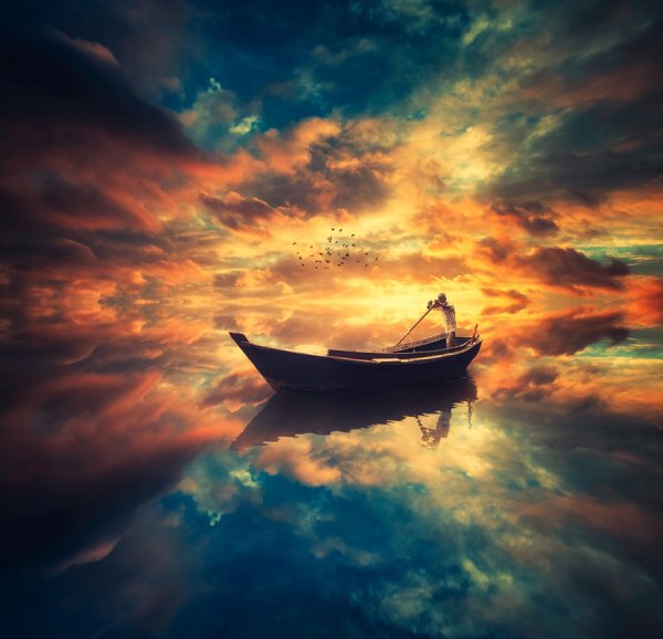 Одинокая лодка в океане