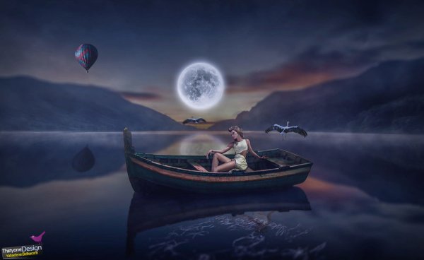 Лодка на фоне Луны