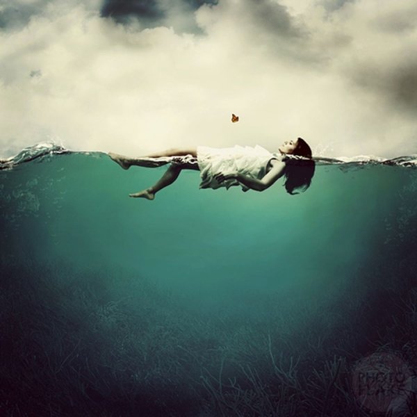 Девушка плывет по течению