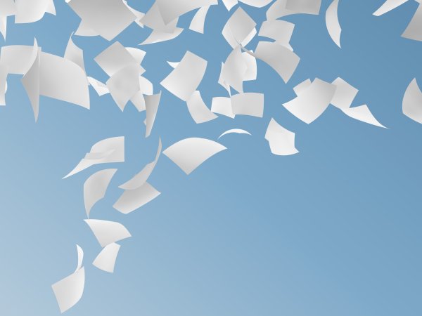 Бумажный самолетик в небе