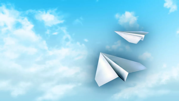 Бумажный самолетик в небе