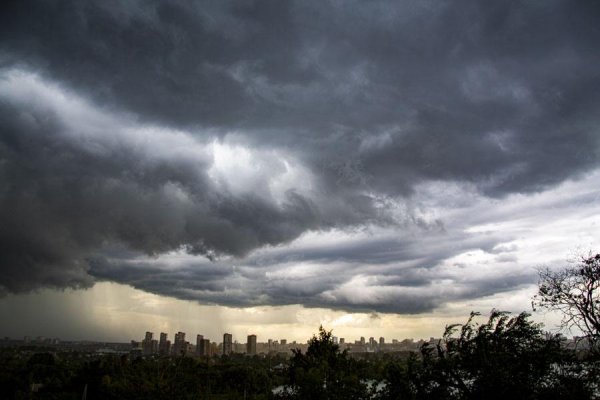 Небо заволокло тучами
