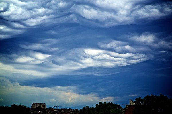 Сказочный месяц в облаках