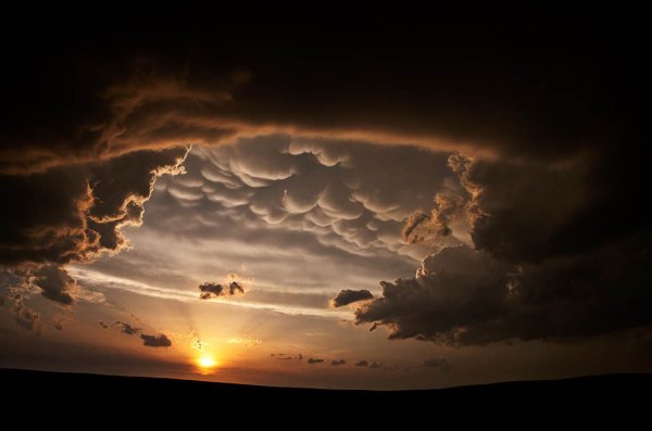 Черные тучи и солнце