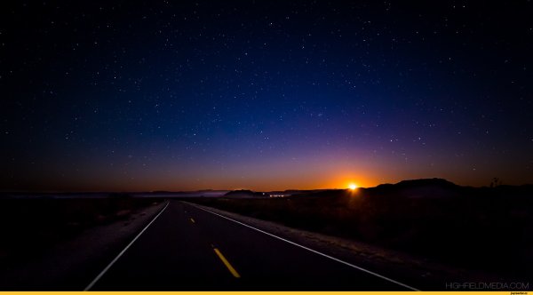 Ночное небо и дорога