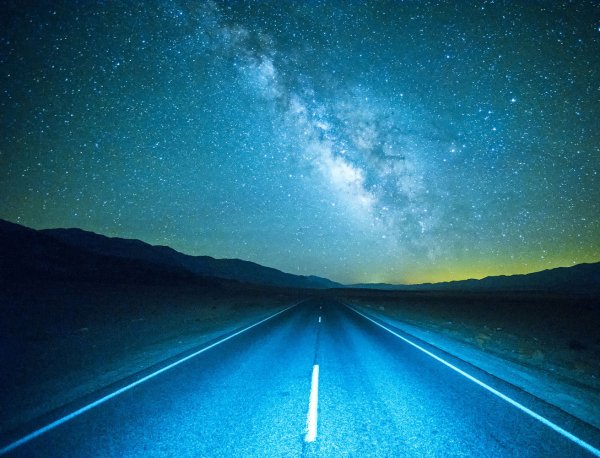 Ночное небо и дорога