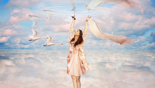 Девушка летает