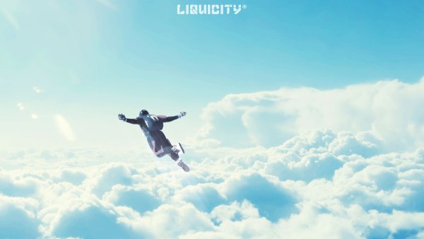 Человек летает в облаках