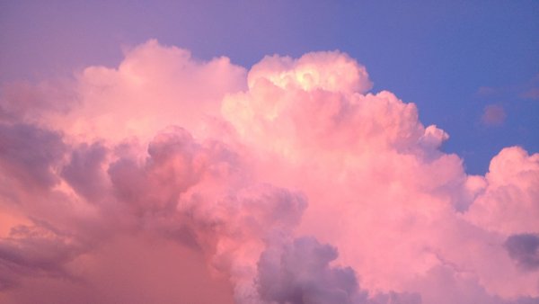 Розовое небо с облаками