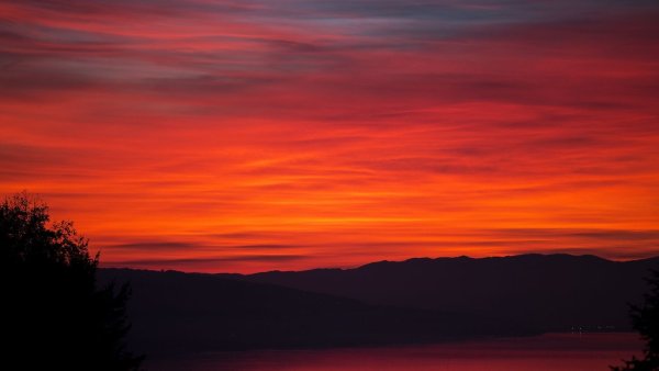 Кровавый закат в горах