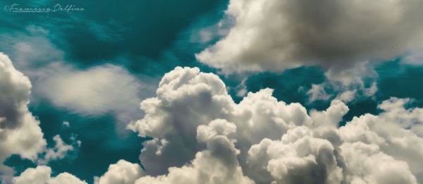 Бирюзовое небо с облаками