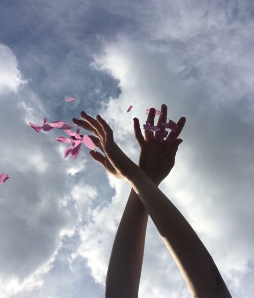 Девушка руки к небу