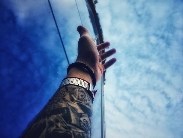 Аву рука нёбо