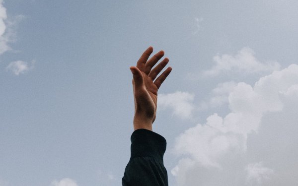 Рука тянется