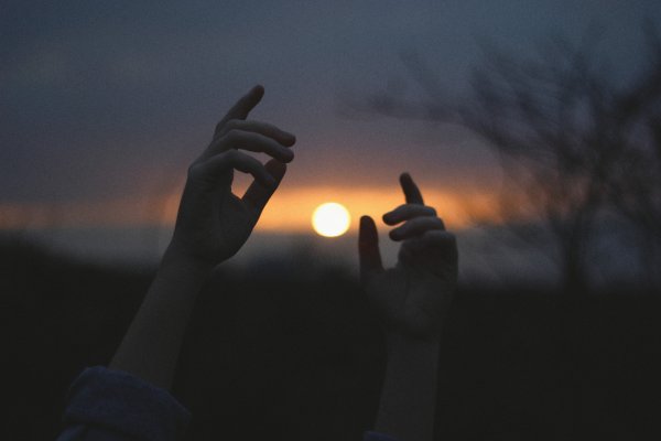 Рука тянется к небу