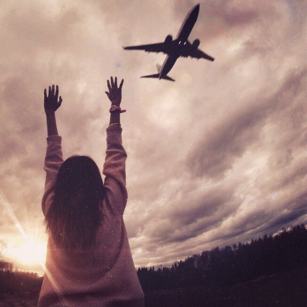 Девушка на фоне самолета