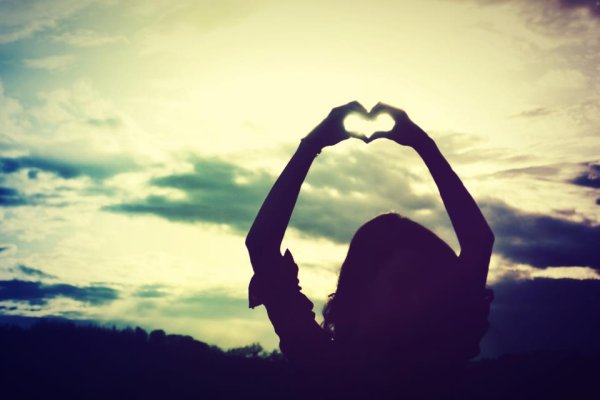 Рука на фоне солнца