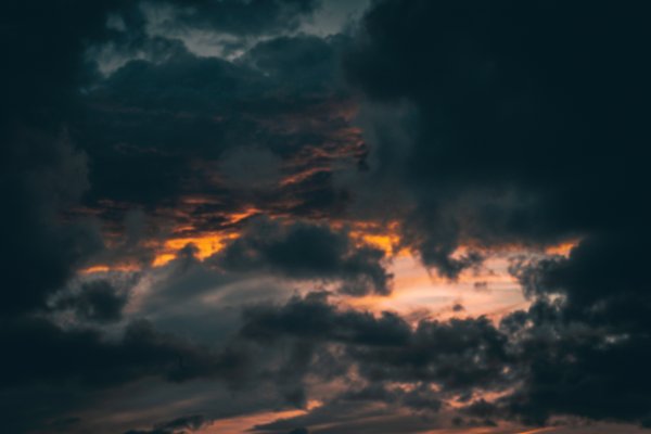 Небо заволокло тучами