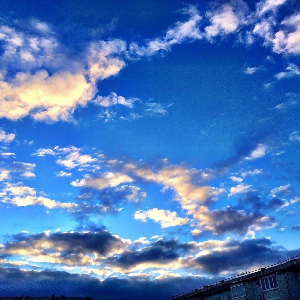 Голубое небо в городе