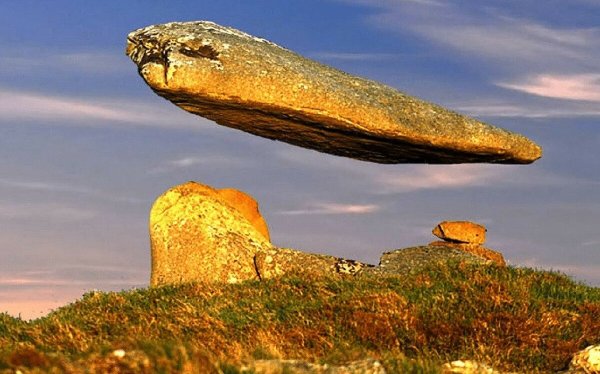 Висячий камень в воздухе