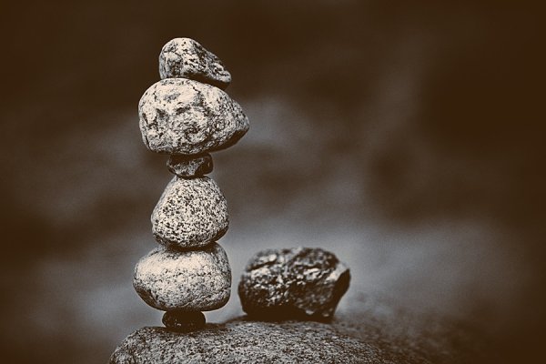 Подброшенный камень