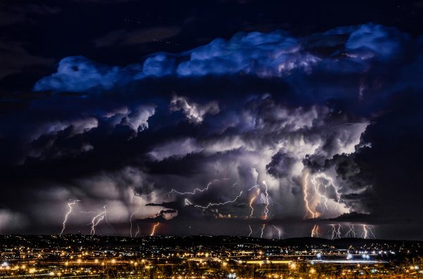 Темное грозовое небо