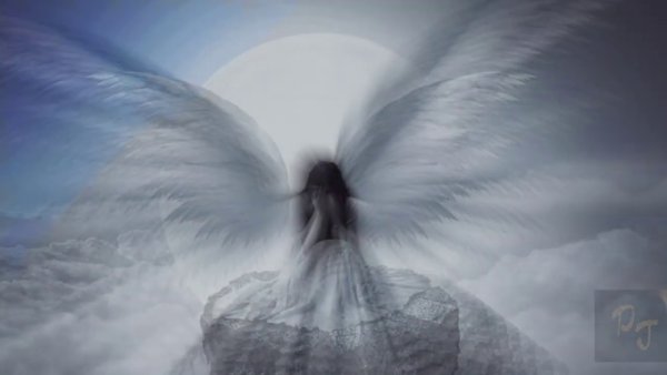 Ангел на облаке