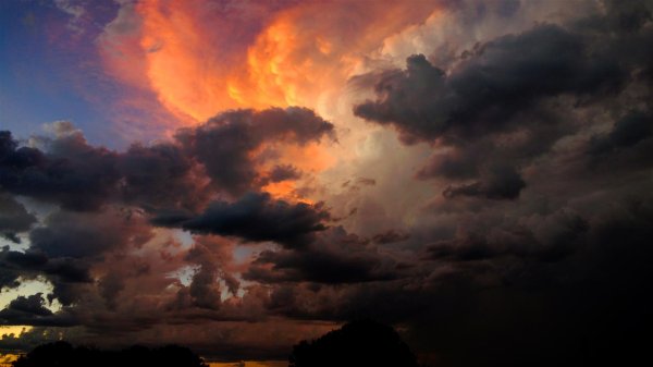 Грозовые облака на закате