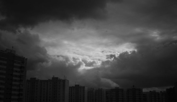 Серое небо город