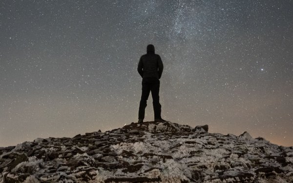 Одинокий человек на скале