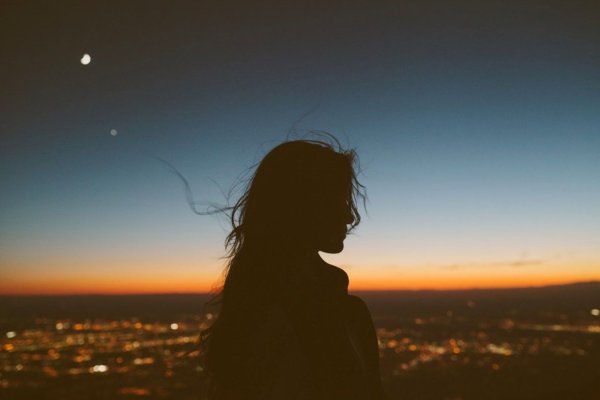 Тень девушки